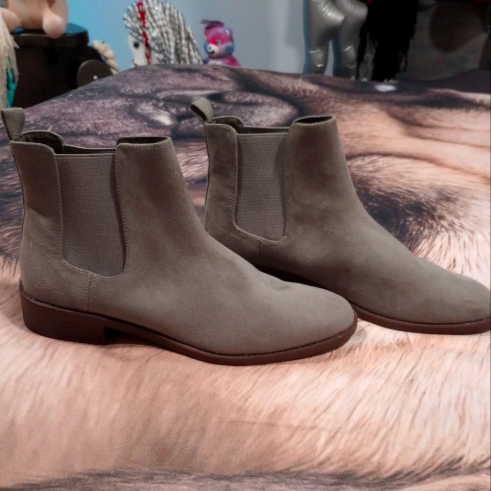 NWOT Loft gray ankle boots